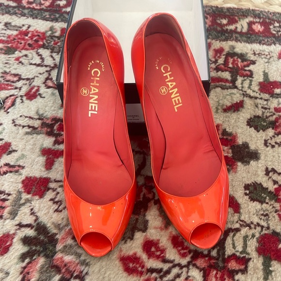 Chanel patent leather open toe fuschia size 40 stilettos w gold hardware - Picture 1 of 16
